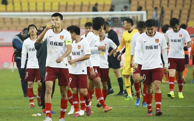  斯图加特训练课后伤情更新，志在中超名次提升，球迷炸锅，更衣室氛围转暖